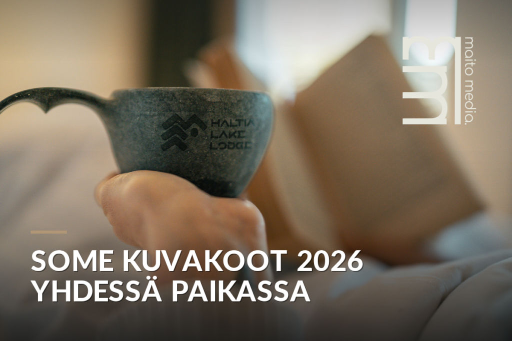 Käsi pitelee sinistä keramiikkamukkia, jonka sivulla lukee Halti Lake Lodge