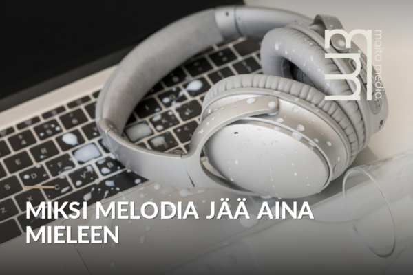 Valkoset kuulokkeet tietokoneen näppäimistön päällä