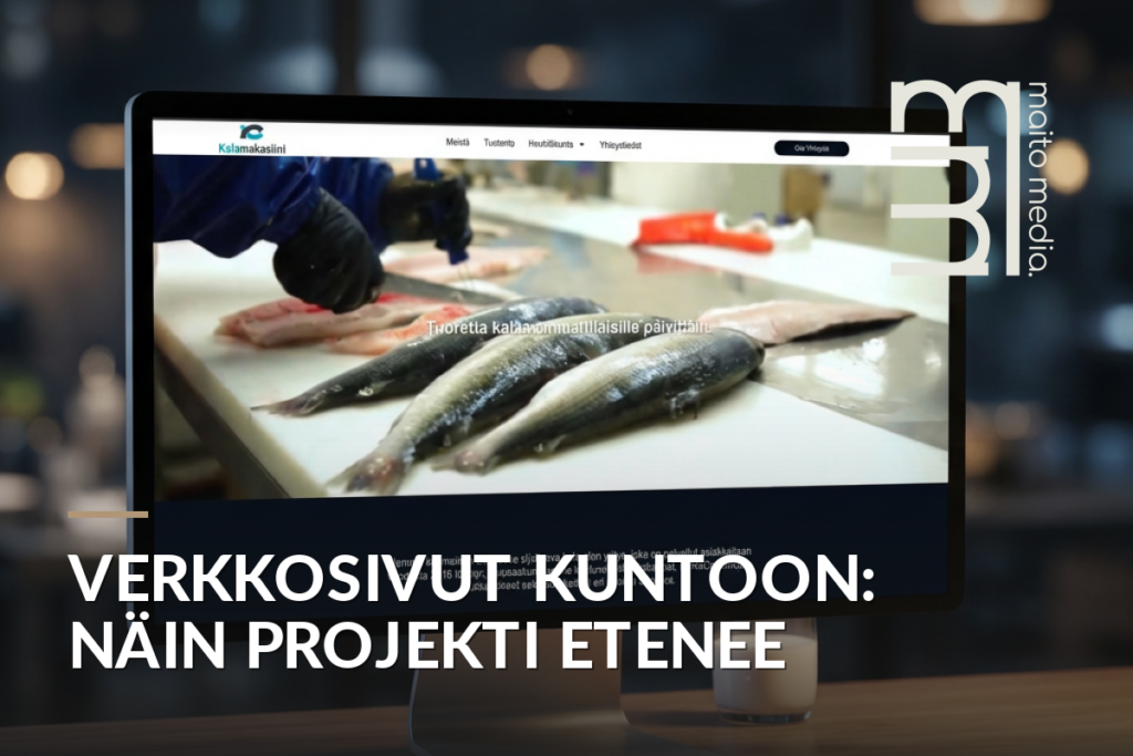 Kalastusteollisuuden verkkosivut näytetään kannettavalla tietokoneella, taustalla kalan prosessointityöpöytä