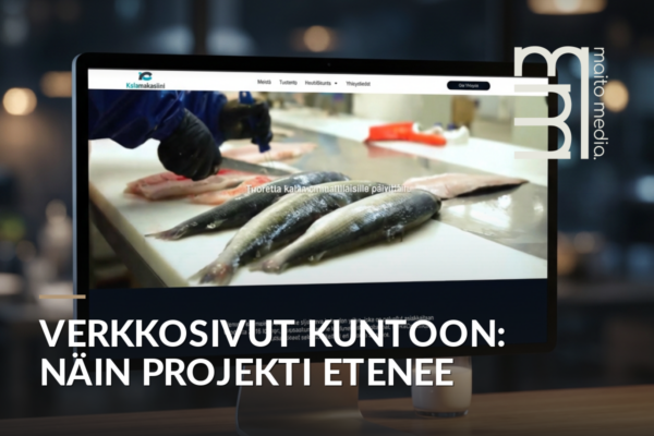 Kalastusteollisuuden verkkosivut näytetään kannettavalla tietokoneella, taustalla kalan prosessointityöpöytä