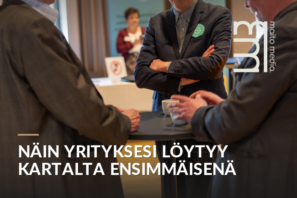 Liikejohtajat keskustelevat työpöydän ääressä toimistossa
