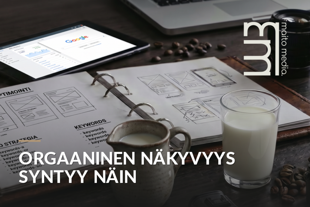 Pöydällä wireframe-luonnoksia, Google Analytics -raportti tabletissa, silmälasit ja kahvikuppi markkinointisuunnittelun ty…