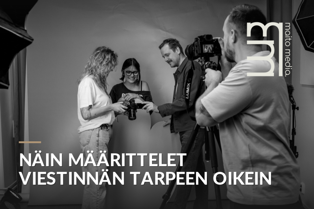 Videokuvaustiimi ja asiakas neuvottelevat studiossa ammattikameroiden ympärillä
