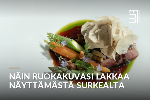 Ammattimaisesti sommiteltu ruokaannostelma, jossa liha, vihannekset ja kastike esillä valotetussa pöydällä
